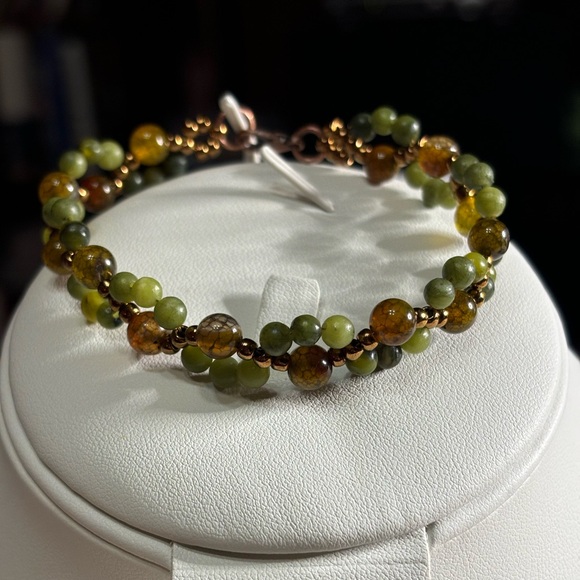 Green jade & reddish brown agate bracelet with gold tone accent beads 7.5 inches - Picture 5 of 6